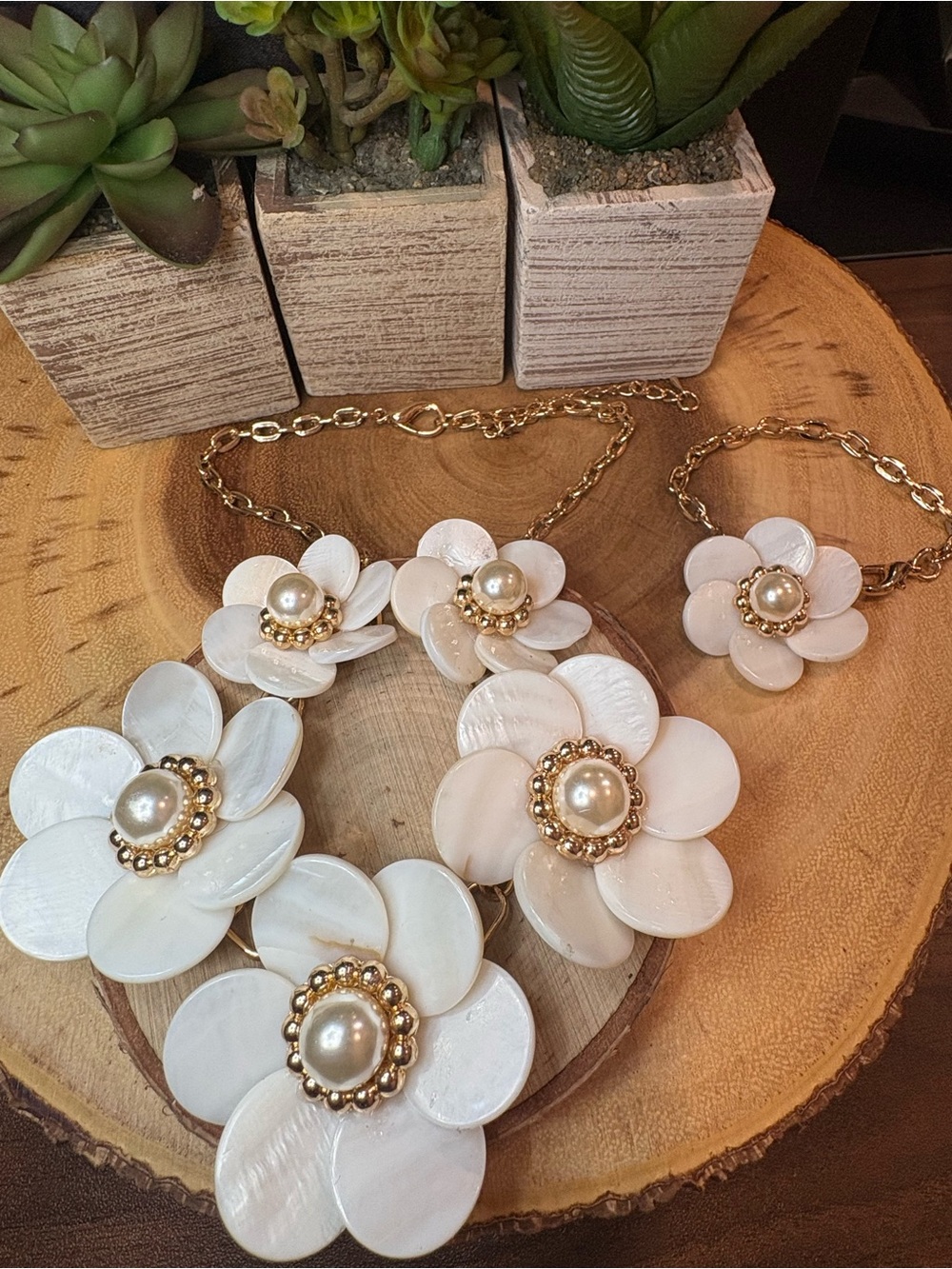Vintage Shell White Floral Pearl Necklace and Bracelet Set 🤍💛